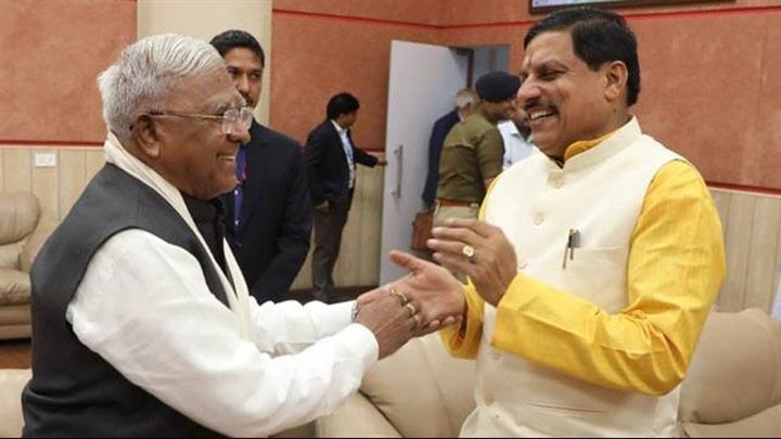 इंदौर एयरपोर्ट पर राज्यपाल से मिले मुख्यमंत्री डॉ. यादव